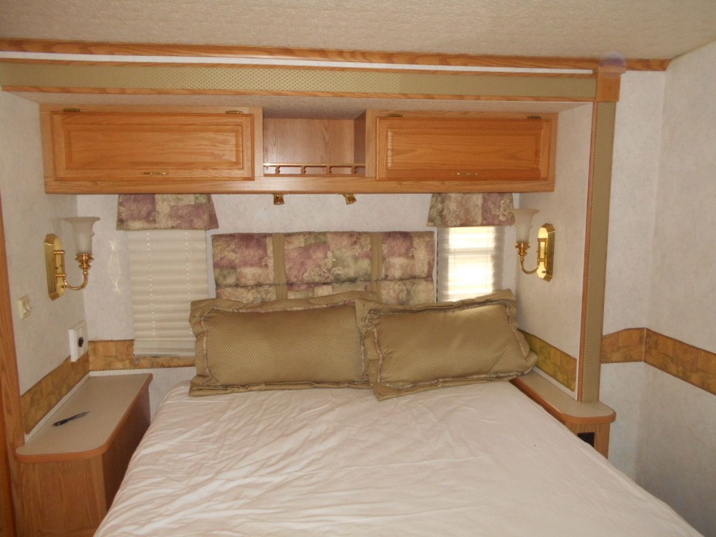2003 winnebago adventurer 35U bedroom