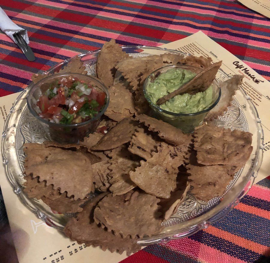 chips and guacamole at cafe maria in los barriles, bcs, mexico.